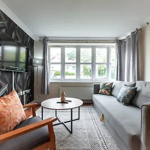 Zircon - 2 Bed Flat With Parking Apartment