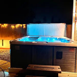 Stunning 1 Bedroom And Double Sofa Bed Near Train Station Homestay